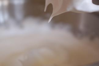 蛋清中滴入几滴柠檬汁，细砂糖分三次加入到打发的蛋清中直至打发到湿性发泡。烤箱180度预热