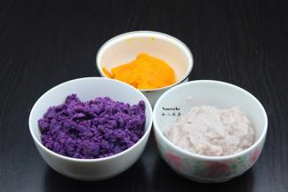 紫芋、紫薯、南瓜分别去皮、蒸熟，用料理机打成泥；