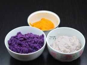 紫芋、紫薯、南瓜分别去皮、蒸熟，用料理机打成泥；