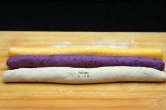 多次来回揉，揉成三个颜色长条；