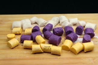 各颜色均匀分成等量切好；