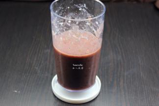 红豆煮熟，用料理机打碎；