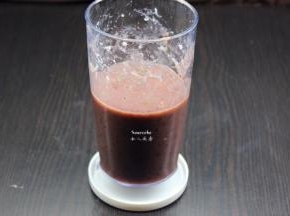 红豆煮熟，用料理机打碎；