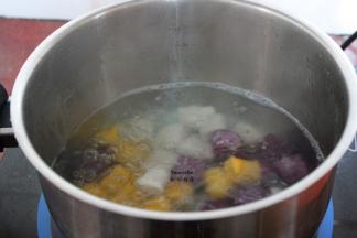 适量的清水煮沸，放入做好芋圆，煮熟；