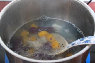 把红豆呢、白砂糖倒入锅中，再次煮沸，即可。