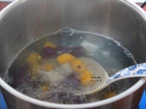 把红豆呢、白砂糖倒入锅中，再次煮沸，即可。