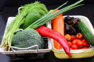 准备食材：木耳（黑色）、西兰花（绿色）、洋葱（紫色）、小番茄（红色）、甜辣椒(黄、红)、节瓜、黄瓜、香葱、茴香、大蒜、迷迭香、柠檬沙拉汁；