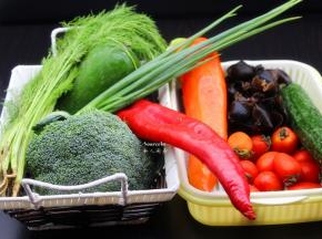 准备食材：木耳（黑色）、西兰花（绿色）、洋葱（紫色）、小番茄（红色）、甜辣椒(黄、红)、节瓜、黄瓜、香葱、茴香、大蒜、迷迭香、柠檬沙拉汁；