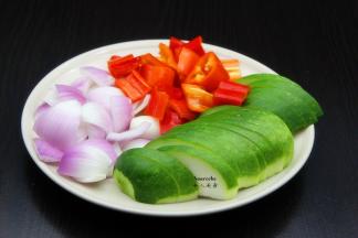 洋葱洗净切块；节瓜，洗净切片；辣椒去蒂、去籽，切块；