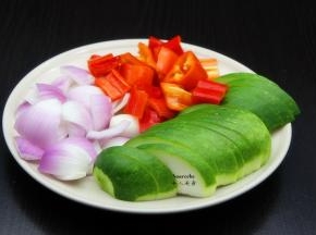 洋葱洗净切块；节瓜，洗净切片；辣椒去蒂、去籽，切块；