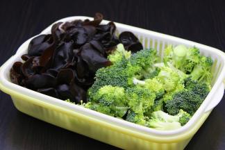 木耳浸泡，洗净，捞出沥干水，西兰花洗净切小朵；