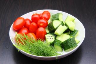 小番茄洗净去蒂，沥干水；青瓜，洗切块，茴香、香葱、洗净；