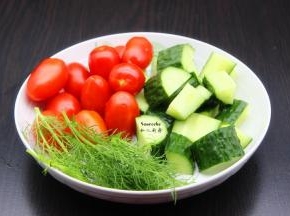 小番茄洗净去蒂，沥干水；青瓜，洗切块，茴香、香葱、洗净；