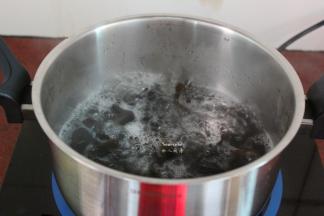 清水煮沸，放入木耳汆烫熟捞出；