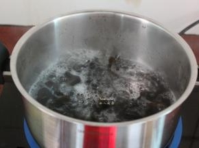 清水煮沸，放入木耳汆烫熟捞出；