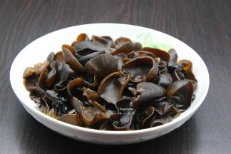 木耳过冷水浸泡，捞出；