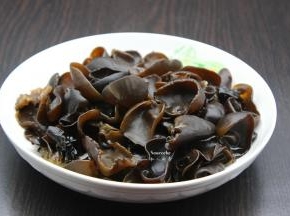 木耳过冷水浸泡，捞出；