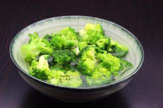 西兰花过冰水，捞出；