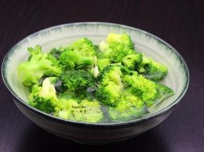 西兰花过冰水，捞出；