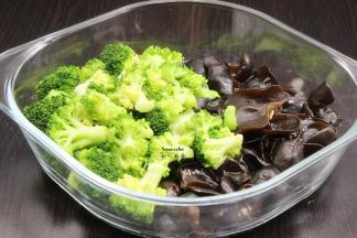 木耳、西兰花捞出放入玻璃大盘中；