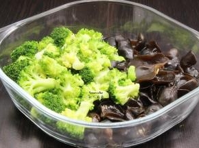 木耳、西兰花捞出放入玻璃大盘中；