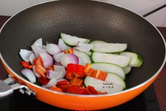 热锅，倒入橄榄油，放入洋葱、辣椒、节瓜煸香炒熟起锅；
