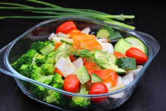 香葱、蒜、茴香打碎，与柠檬沙拉汁、橄榄油、盐、迷迭香粉、胡椒粉一起倒入拌均即可。