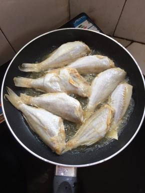锅烧热倒入适量的油烧至七成热，放入鱼中火煎制。