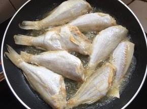 锅烧热倒入适量的油烧至七成热，放入鱼中火煎制。