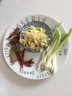 蒜瓣和生姜切成末，葱白切成段，准备好八角2个，桂皮1块，香叶3片，干辣椒2个，花椒6粒。