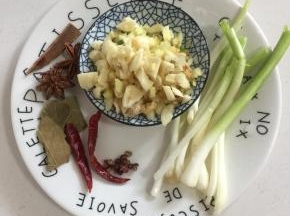 蒜瓣和生姜切成末，葱白切成段，准备好八角2个，桂皮1块，香叶3片，干辣椒2个，花椒6粒。