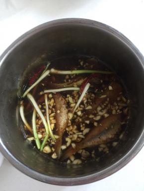 加入适量的水。（电压力锅不费水，所以水不要放太多，刚好淹没住鱼即可。）