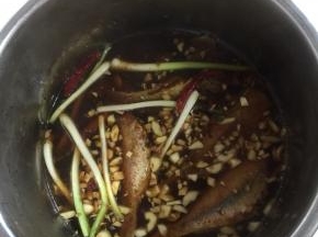 加入适量的水。（电压力锅不费水，所以水不要放太多，刚好淹没住鱼即可。）