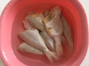 黄花鱼解冻用水浸泡两天，中途记得换几次水。（我这个黄花鱼是腌制过的咸黄花鱼，非常的咸，要浸泡两天，还要中途勤换水。）你也可以选择新鲜的鱼，比如鲫鱼，青鱼……