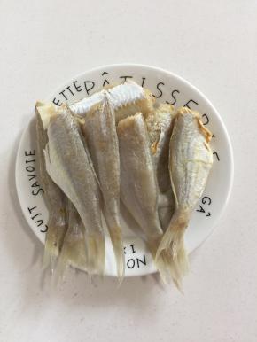 泡好的鱼洗净捞出沥干水分备用，也可以用厨房纸把鱼身上的水分擦干净。