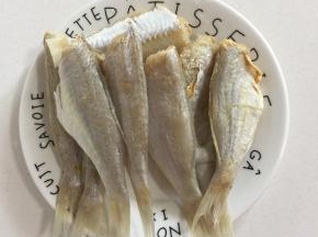 泡好的鱼洗净捞出沥干水分备用，也可以用厨房纸把鱼身上的水分擦干净。