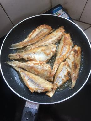 中途记得翻面，煎制两面金黄色即可。