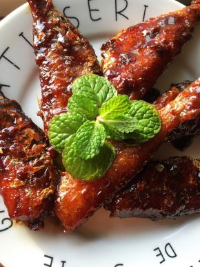 做好的鱼罐头，和小时候外面卖的罐头一个味，刺都可以吃，而且没有任何添加剂。可以放心大胆的吃哦！