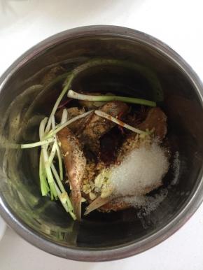 放入白糖4匙，香醋4勺，料酒1勺，生抽2勺，红烧酱油2滴，十三香1勺，蚝油1勺，鸡精1勺。