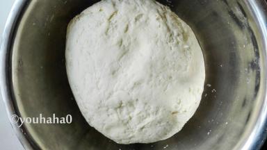 面粉、水、酵母和成光滑的面团，放在温暖的地方发酵