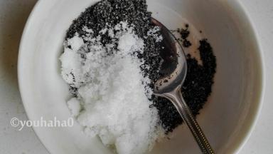 黑芝麻粉与绵白糖混合均匀，即成黑芝麻馅，放一边待用