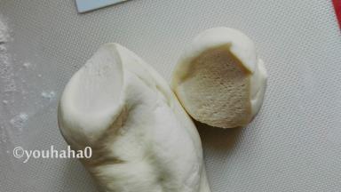 取出面团使劲揉，揉至面团光滑细致，切开面团看不到大气孔即可，案板上要用到手粉（干面粉）避免防粘