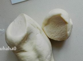 取出面团使劲揉，揉至面团光滑细致，切开面团看不到大气孔即可，案板上要用到手粉（干面粉）避免防粘