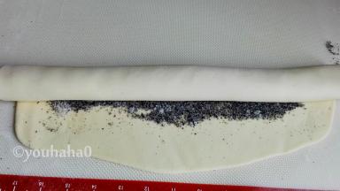 从上至下卷起面团，尽力卷紧，太松散黑芝麻馅会漏出来的