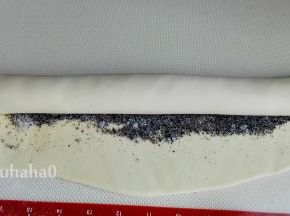 从上至下卷起面团，尽力卷紧，太松散黑芝麻馅会漏出来的