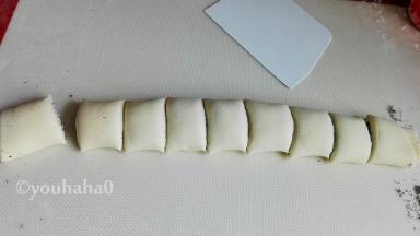 用刀采用拉锯的方式将面团切开，如果用锯齿刀也是这样切，这样切面才不会被压扁，千万别一刀硬生生的切下去，估计切面都压扁沾一起了；也千万别在揉面垫上用刀切，我已经切坏了2张揉面垫了