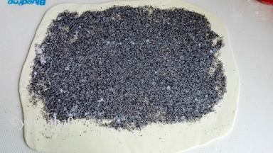 面团揉圆擀开成大片，圆形的方形的面片均可，铺上黑芝麻糖粉，底边空出一点不铺黑芝麻