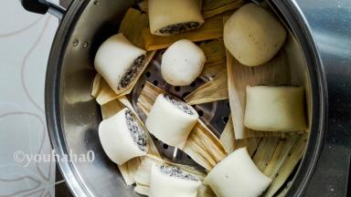 面团下面垫玉米皮，放入蒸锅中，蒸锅提前放入足量的清水，盖锅盖醒发15-20分钟