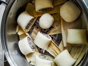 面团下面垫玉米皮，放入蒸锅中，蒸锅提前放入足量的清水，盖锅盖醒发15-20分钟