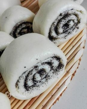 关火后停留30秒，立刻开盖，拾出馒头至盖垫上放凉，锅盖上的水不会滴在馒头上